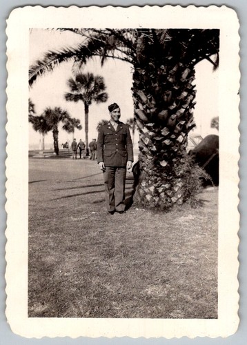 Vtg snapshot wwii soldier - vtg, b&w