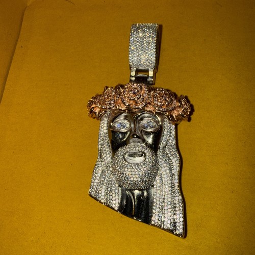 Silver lionesses head - silver, in