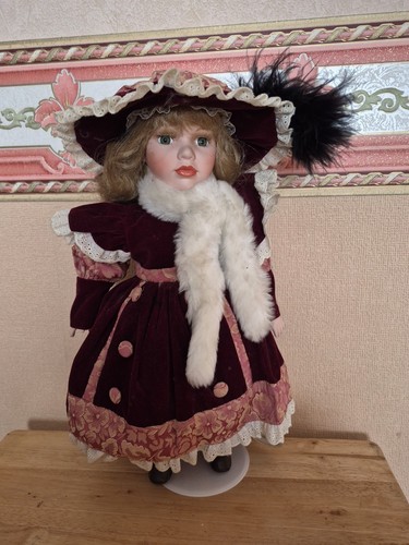 Vintage victorian dressed - 16",