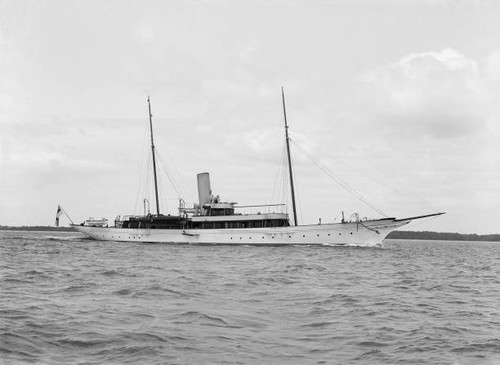 The steam yacht shemara under - steam,