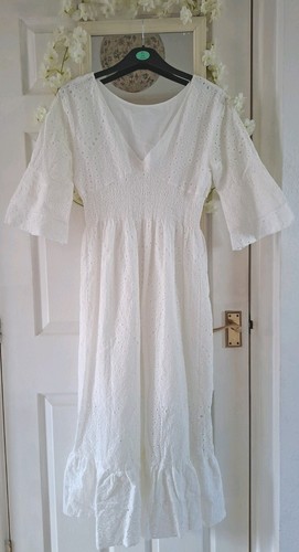 Pretty white cotton broderie - white,