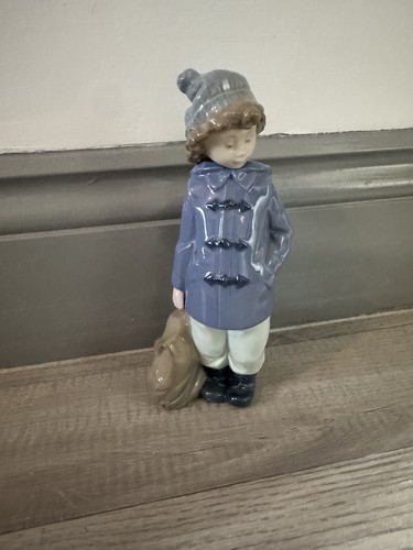 Nao lladro travelling boy - -,