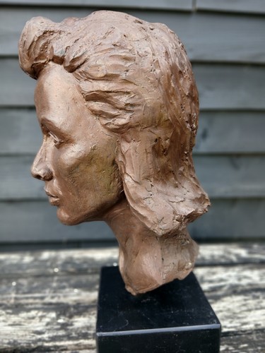 Art sculpture bust plinth - on,