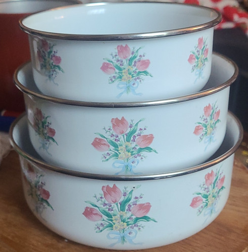 Unmarked piece white glass - unmarked,