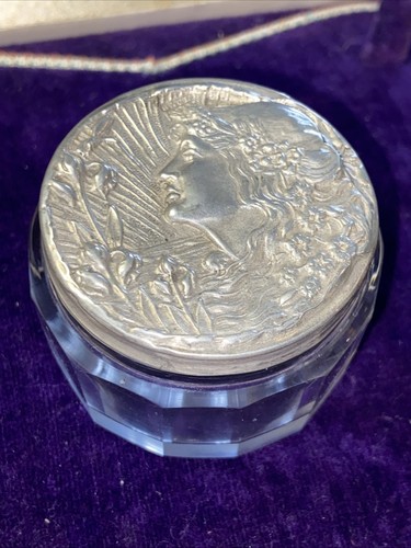 Vintage art nouveau - lady, solid