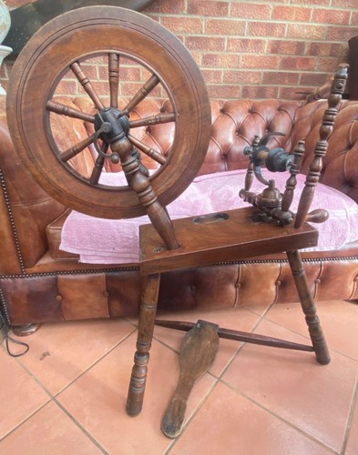 Antique spinning wheel - ,