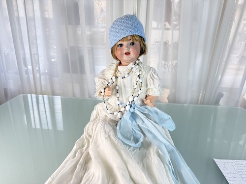 Artist doll collector - artist,