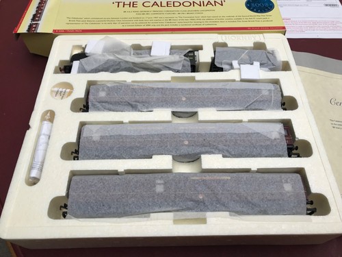 Hornby r2306 caledonian train - caledonian,
