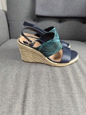 Mantaray Sandals Size 4