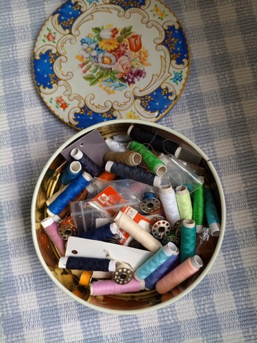 Pretty vintage tin sewing - pretty, of