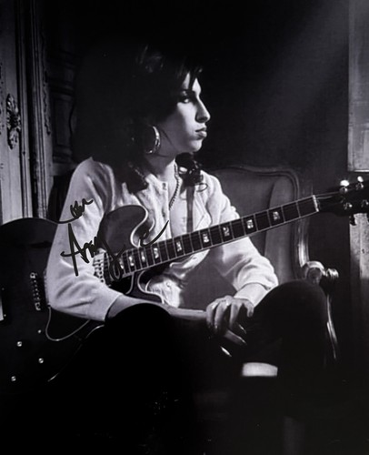 Amy winehouse signed 8x10 - winehouse,