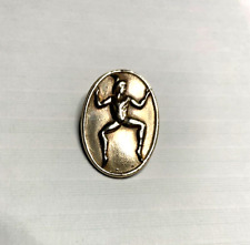 GIRL GUIDES WW2    BROWNIE PROMISE  TENDERFOOT  METAL BADGE  1943-1949   VINTAGE