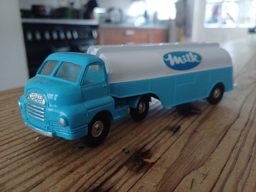 Corgi 1129 bedford - 1129, tanker