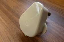 VINTAGE  IVORY BAKELITE 3 ROUND PIN PLUG