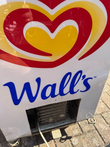 Wall ice cream display - wall’s,