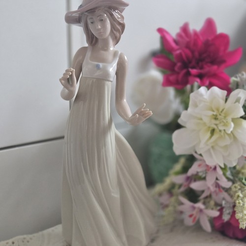 Nao lladro lady - by, figurine