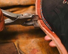 Embossing pliers shoe edge