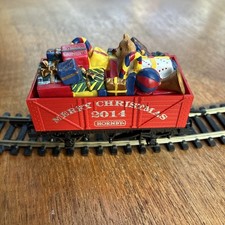 Hornby R6674 7-plank wagon Christmas 2014 with present load, boxed - OO Gauge
