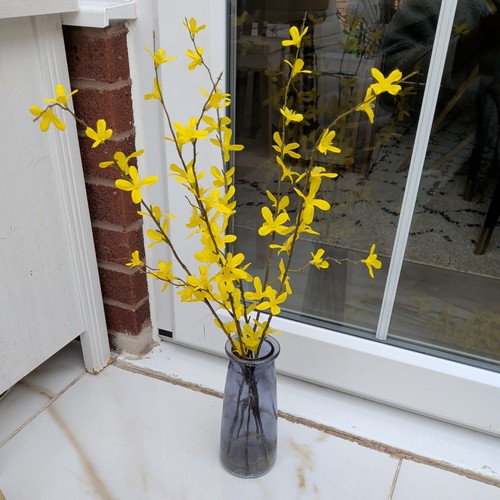 Artificial yellow flowers in - ,