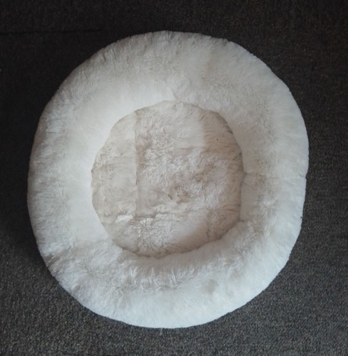 Fluffy round white pet bed - round,