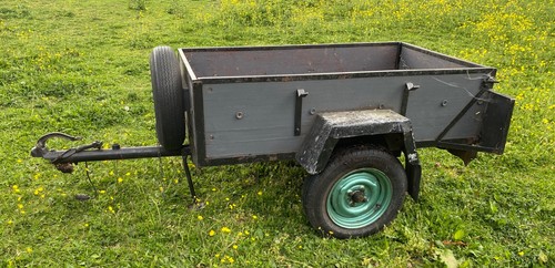 Trailer with opening tailgate
