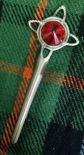 Celtic knot kilt pin red - knot,