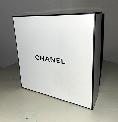 Chanel black white square - &,