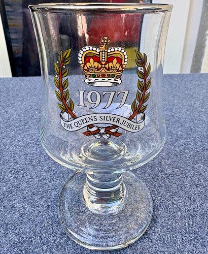 Vintage 1977 queen silver - vintage,