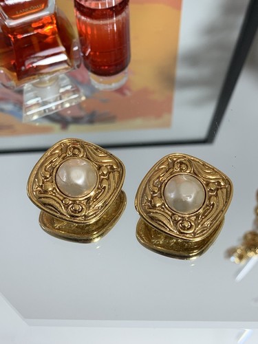 Chanel vintage clip earring - chanel,