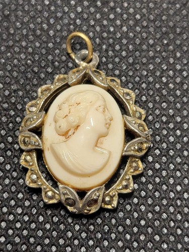 Vintage cameo pendant - cameo, white