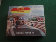 TRI-ANG / HORNBY R.588 ISLAND PLATFORM SET (OO GAUGE) BOXED LOT R14