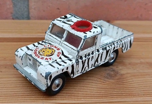 Corgi toys land rover 109 - rover,