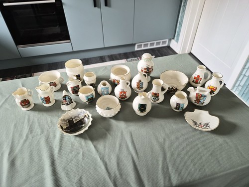 Goss china crested tourist - h,