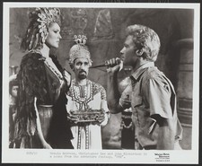 She URSULA ANDRESS CHRISTOPHER LEE JOHN RICHARDSON KNIFE