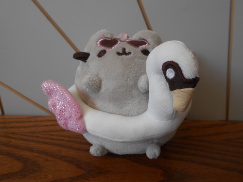 Pusheen swan floatie - -,