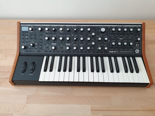 Moog sub analog - 37, synthesizer