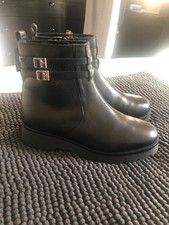 womens boots size 8 in black