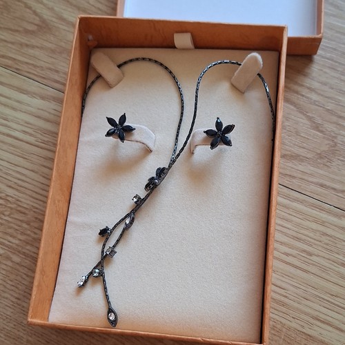 Buckingham black flower - black,
