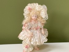 Exquisite 1/12th scale vintage dolls house doll, very good condition