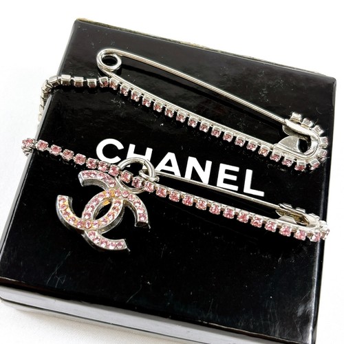 Chanel logo safety pin - chanel,