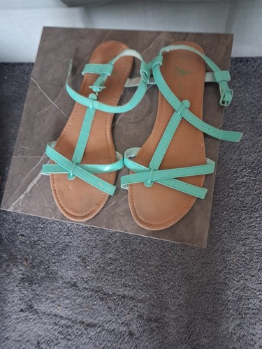 Casual sandals with green