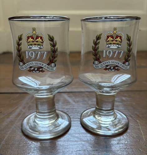 Pair 1977 queen - queen’s, silver