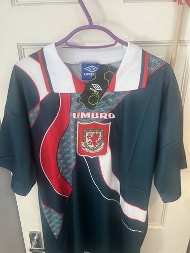 Official wales retro away - wales,