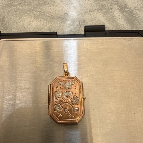 9ct gold locket 375 - solid,