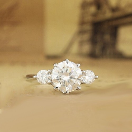 Round diamond three - three, stone