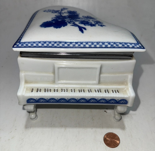 Vtg ceramic blue and white - blue,