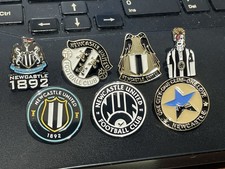 7nr DIFFERENT NEWCASTLE UNITED FC - BADGES (E)
