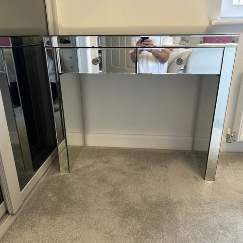 Mirrored dressing table with - table,