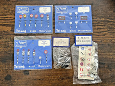 TRI-ANG MINIC MOTORWAYS  M1702  M1704  M1705 M1721  ROAD-SIGNS + M1700 BASES MIP
