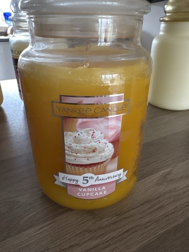 Yankee candle vanilla cupcake - candle,